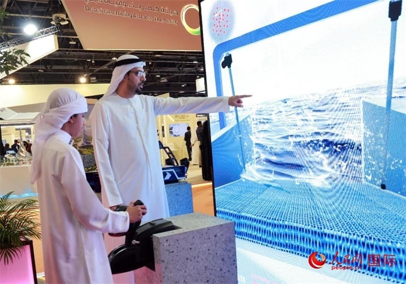 一名兒童在模擬操作船舶，撿拾海洋垃圾。人民網(wǎng)記者管克江攝