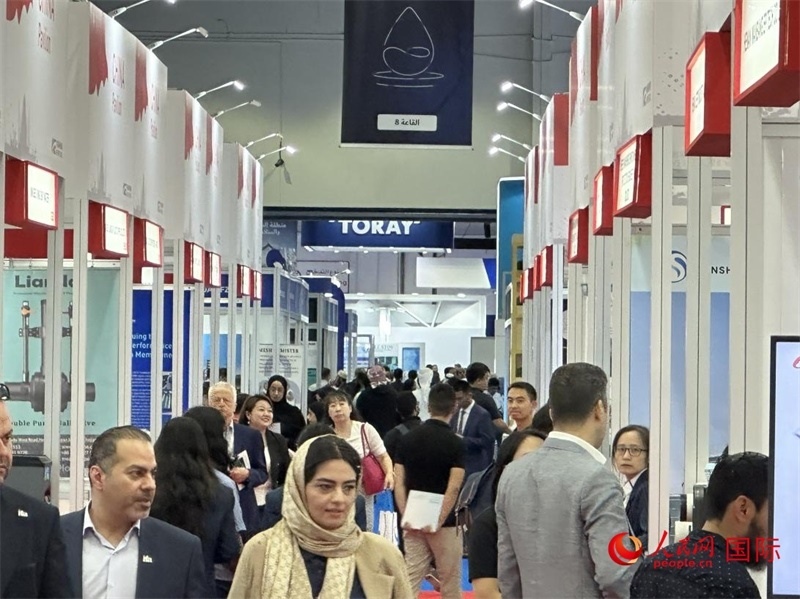 中國館前人頭攢動。人民網(wǎng)記者管克江攝