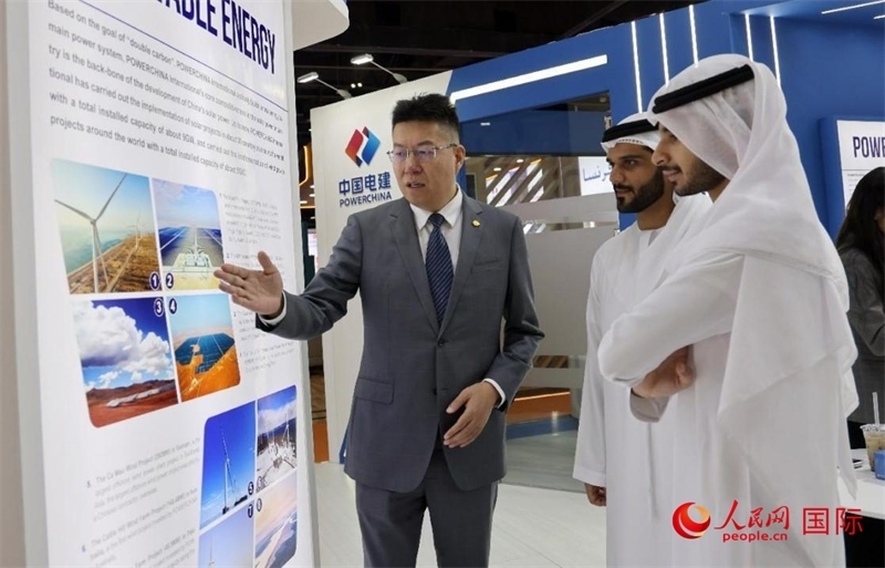 中國電建中東北非區(qū)域總部負責(zé)人向觀眾介紹公司承建的可再生能源項目。人民網(wǎng)記者 管克江攝