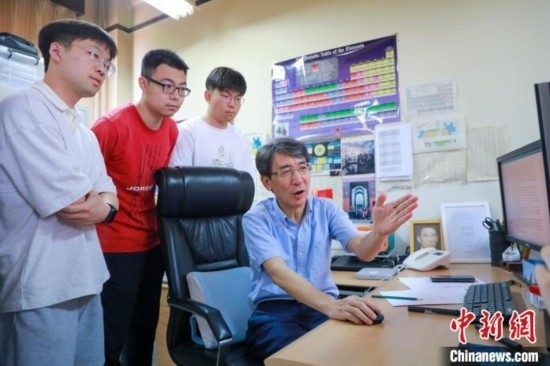 薛其坤在指導(dǎo)學(xué)生。 (受訪者供圖)