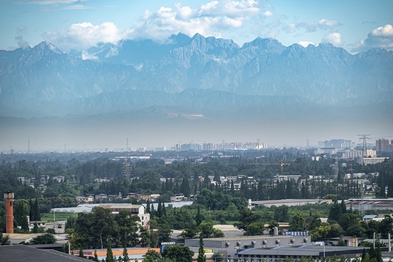 2024年7月1日，成都天氣晴好，遠(yuǎn)處雪山清晰可見。