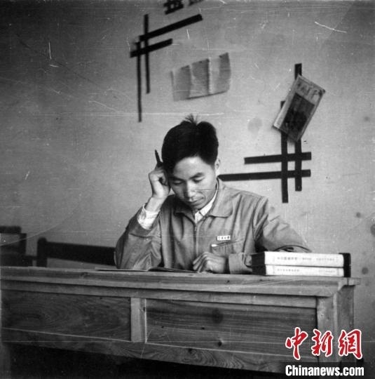 大學時期，龍樂豪在教室自習。(中國運載火箭技術(shù)研究院供圖)