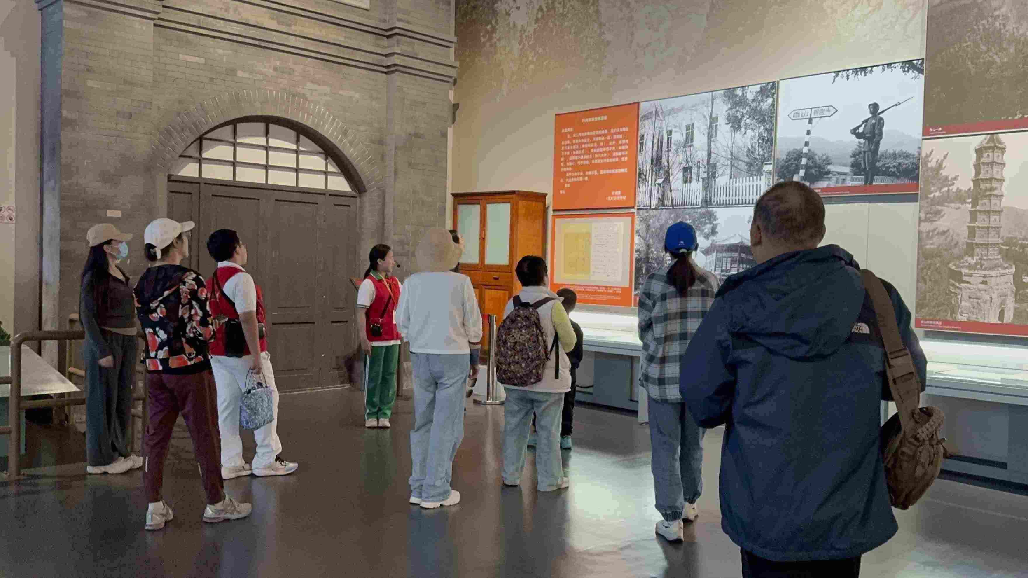 10月4日，北京香山革命紀(jì)念館內(nèi)，一名“紅領(lǐng)巾志愿者”正在為參觀者講解。人民網(wǎng)記者 劉微攝