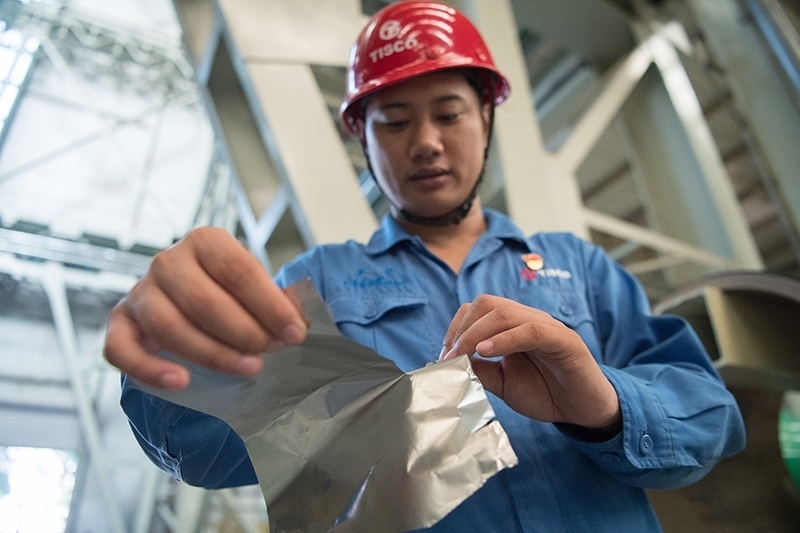 2018年8月8日，山西省太原市，太鋼不銹鋼精密帶鋼有限公司工作人員用手撕開不銹鋼。