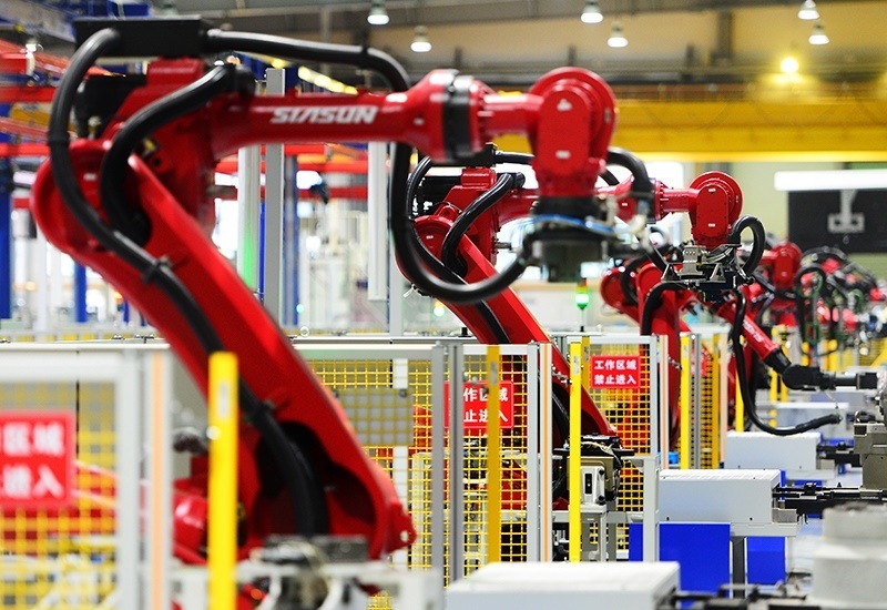 2019年11月22日，沈陽，一家數(shù)字化智能工廠內(nèi)，名為SR210的機器人正在自主地抓取各種零部件，快速組裝稍小的工業(yè)機器人。