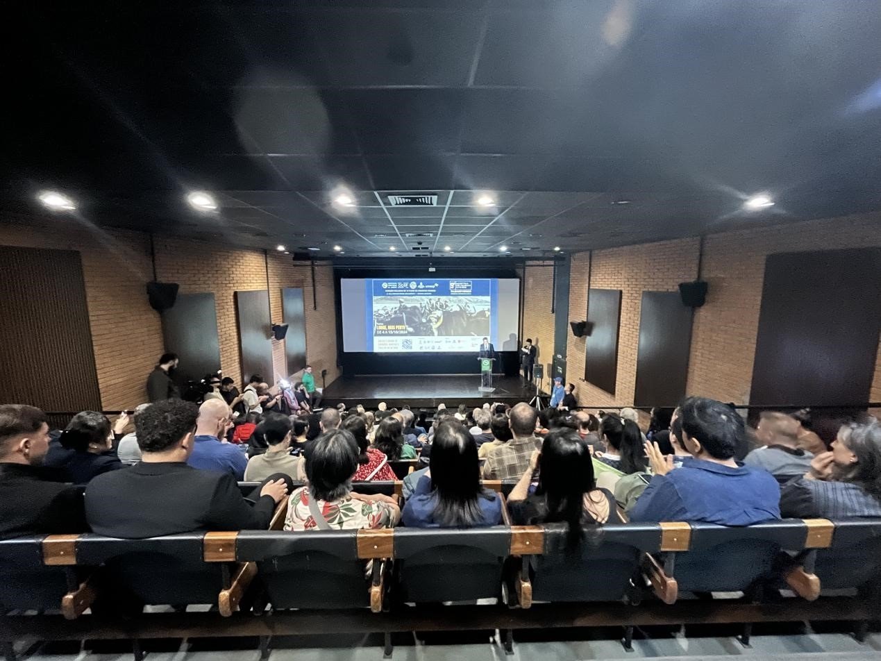 當?shù)貢r間10月3日晚，由巴西圣保羅州立大學孔子學院舉辦的第九屆圣保羅中國電影展在圣保羅文化中心拉開帷幕。巴西圣保羅州立大學孔子學院供圖