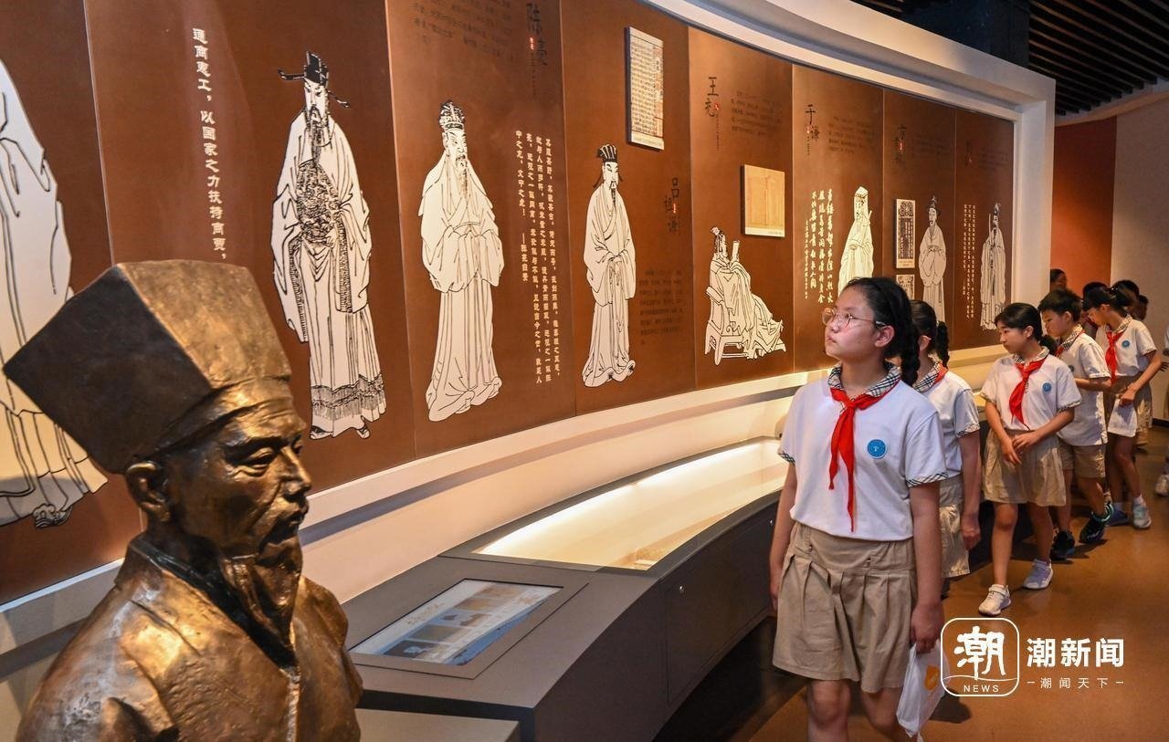 來自杭州市政苑小學(xué)的學(xué)生走進(jìn)浙江省檔案館“大寫浙江人”展廳，近距離“觸摸”歷史、走進(jìn)榜樣、聆聽故事，激發(fā)愛黨愛國愛家熱情。記者 董旭明 攝