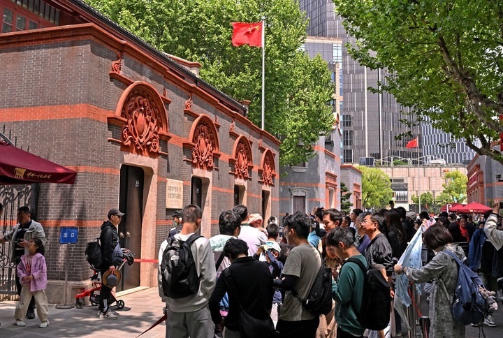 2024年5月3日，游客在位于上海的中共一大會址前參觀。新華社記者 劉穎 攝