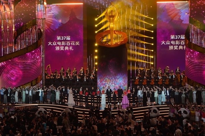 2024年8月4日，在四川成都，第37屆大眾電影百花獎獲獎?wù)吆痛蟊娫u審在舞臺上合影。新華社記者 唐文豪 攝