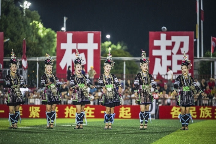 2024年9月28日，榕江縣侗族大歌隊(duì)的演員們在“村超”足球場上表演。當(dāng)日，“發(fā)現(xiàn)中國之美·相約貴州村超”國際友誼賽在貴州省黔東南苗族侗族自治州榕江縣的“村超”足球場舉行。新華社記者 陶亮 攝