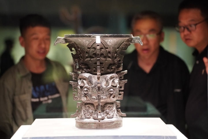 2024年5月9日，游客在陜西寶雞青銅器博物院內(nèi)參觀西周文物何尊。新華社記者 邵瑞 攝