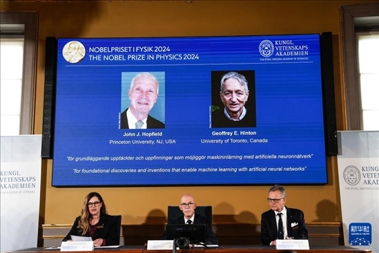 10月8日，在瑞典斯德哥爾摩舉行的2024年諾貝爾物理學(xué)獎公布現(xiàn)場，屏幕顯示獎項得主美國普林斯頓大學(xué)的約翰·霍普菲爾德和加拿大多倫多大學(xué)的杰弗里·欣頓。新華社記者 彭子洋 攝
