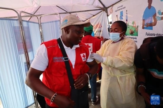 10月5日，在剛果（金）北基伍省首府戈馬市一座醫(yī)院內(nèi)，醫(yī)護人員為一名聯(lián)合國兒童基金會工作人員接種猴痘疫苗。新華社發(fā)（阿蘭·烏亞卡尼攝）