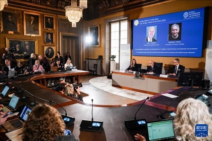 10月8日，在瑞典斯德哥爾摩舉行的2024年諾貝爾物理學(xué)獎公布現(xiàn)場，屏幕顯示獎項得主美國普林斯頓大學(xué)的約翰·霍普菲爾德和加拿大多倫多大學(xué)的杰弗里·欣頓。新華社記者 彭子洋 攝