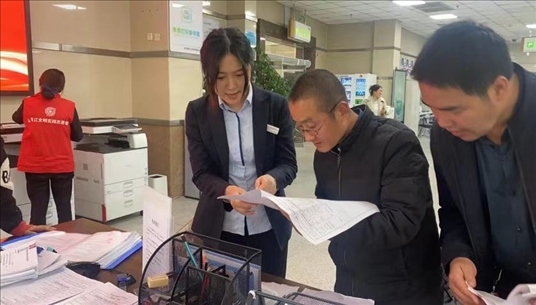 四川省成都市溫江區(qū)市場(chǎng)監(jiān)管局工作人員為群眾提供幫辦服務(wù)。圖片來(lái)源：人民網(wǎng)四川頻道