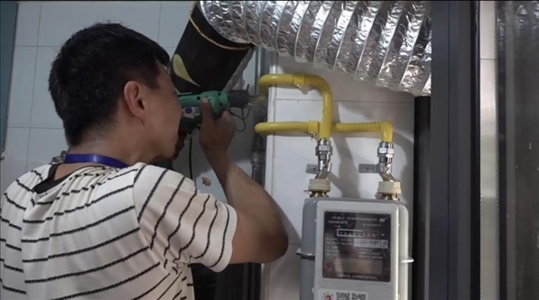 北京市石景山區(qū)工作人員上門(mén)安裝燃?xì)夤艿?。圖片來(lái)源：北京市石景山區(qū)委組織部