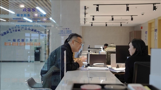 浙江省臺(tái)州市辦事群眾在政務(wù)服務(wù)中心咨詢(xún)業(yè)務(wù)辦理相關(guān)問(wèn)題。圖片來(lái)源：人民網(wǎng)浙江頻道