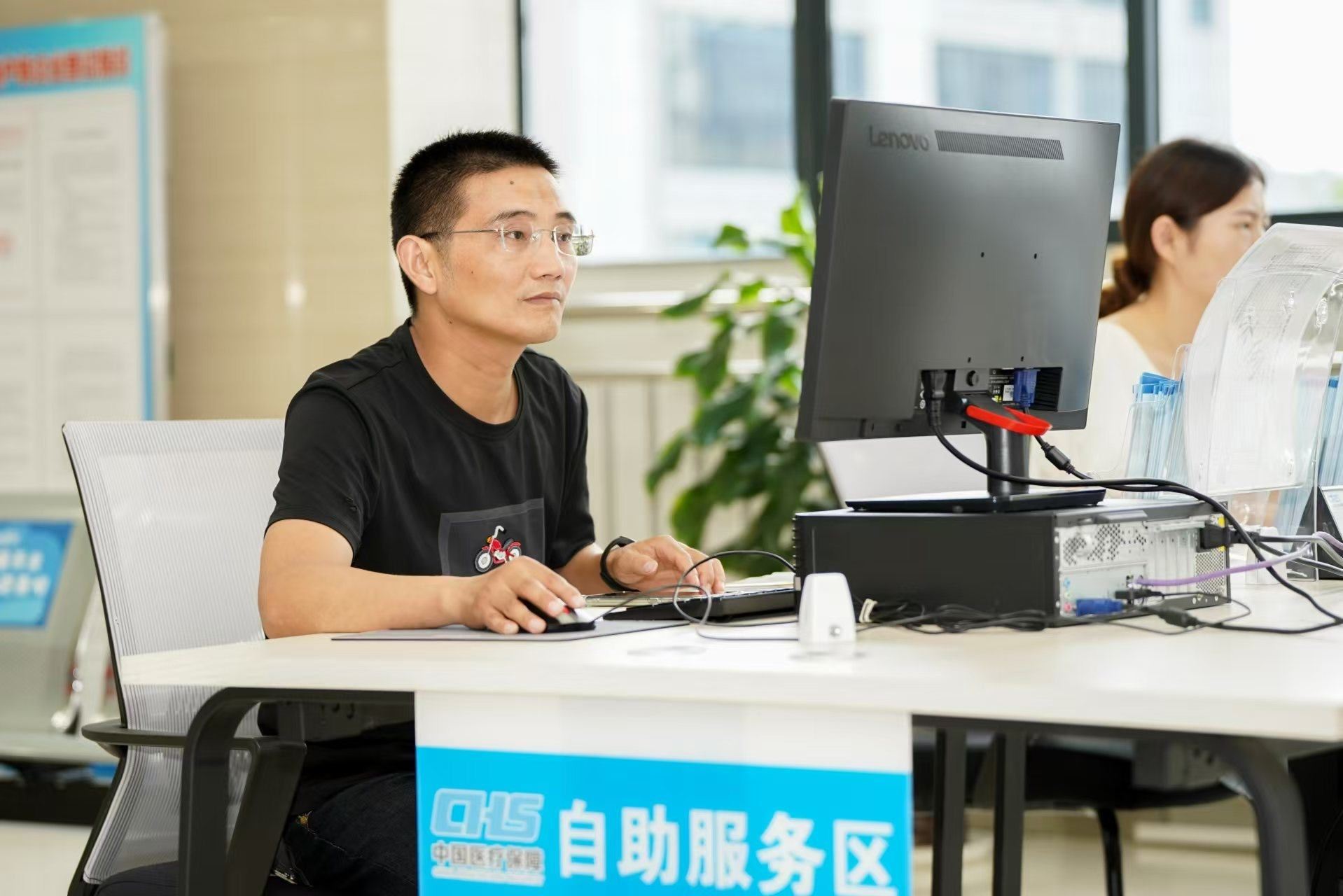 安徽省池州市市民在政務(wù)服務(wù)大廳自助辦理業(yè)務(wù)。圖片來(lái)源：人民網(wǎng)安徽頻道