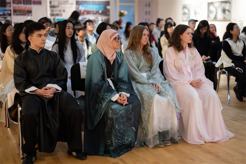 參加《時光流韻·中國戲劇藝術服飾展》的中國文化愛好者。 斯德哥爾摩中國文化中心供圖