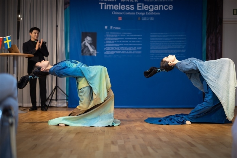 當?shù)厝A人舞社成員表演《只此青綠》。斯德哥爾摩中國文化中心供圖