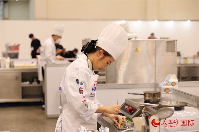 當(dāng)?shù)貢r間10月5日，廚師在第21屆釜山國際美食博覽會上展示廚藝。人民網(wǎng)記者 莽九晨攝