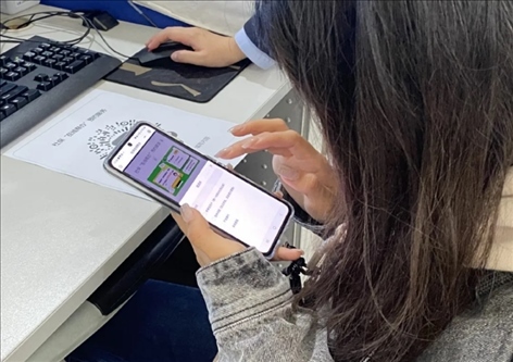 趙女士用手機(jī)掃碼預(yù)約幫辦服務(wù)。圖片來(lái)源：微信公眾號(hào)“上海市普陀區(qū)政務(wù)服務(wù)中心”