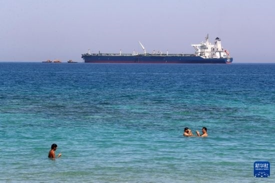 這是10月8日在埃及蘇伊士灣拍攝的行駛中的船只。新華社記者 隋先凱 攝