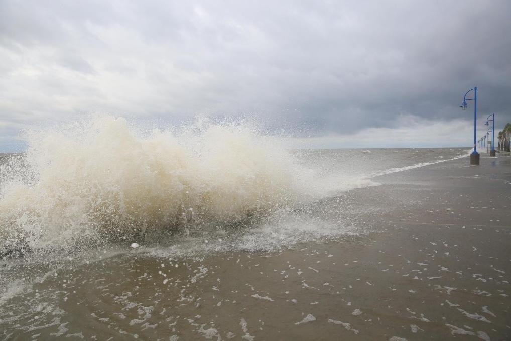 2020年9月15日，受颶風(fēng)“薩莉”影響，美國路易斯安那州新奧爾良的龐恰特雷恩湖巨浪拍岸。新華社發(fā)（魏蘭攝）