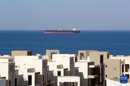 這是10月8日在埃及蘇伊士灣拍攝的行駛中的船只。新華社記者 隋先凱 攝