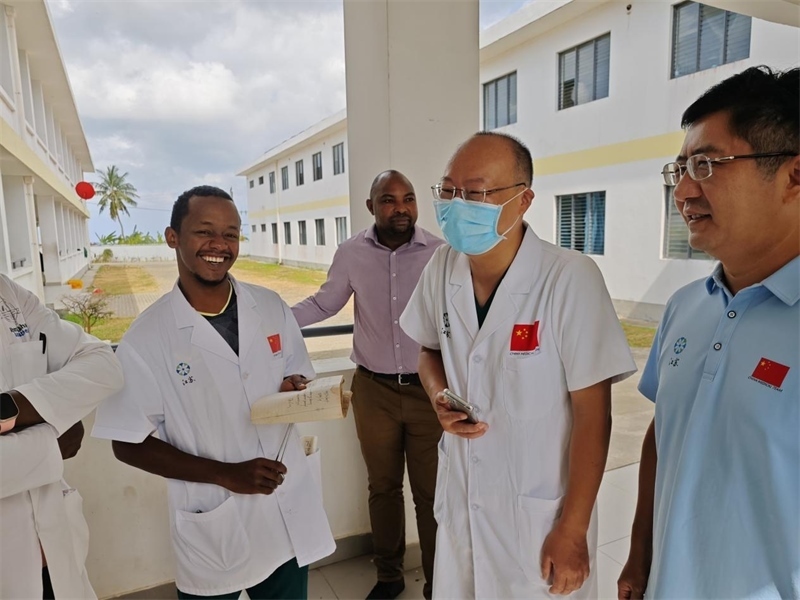 中桑醫(yī)護人員合作愉快。中國援桑醫(yī)療隊 供圖