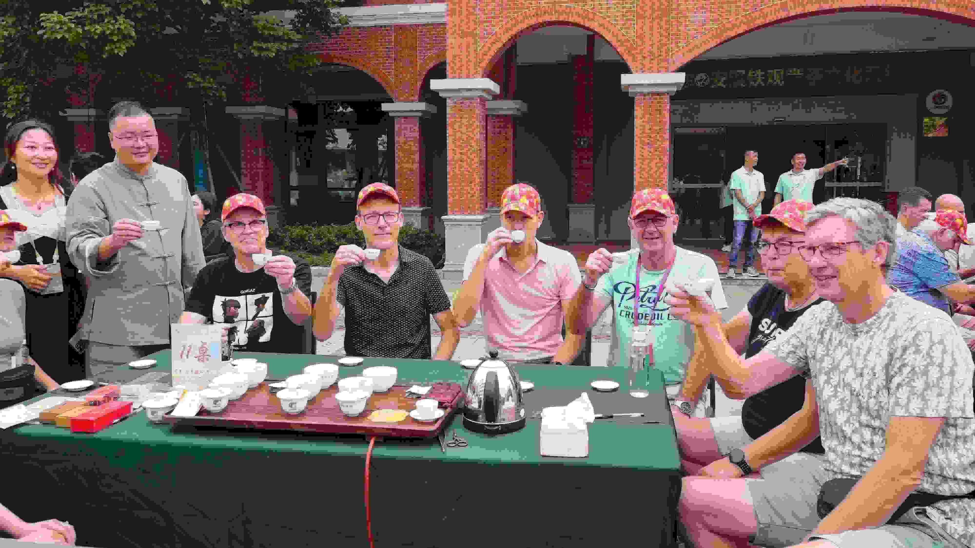 2023年10月4日，福建泉州，外國人品中國茶。