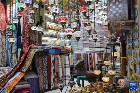 這是10月8日在阿曼首都馬斯喀特的穆特拉市集拍攝的一家店鋪。新華社記者 汪強 攝