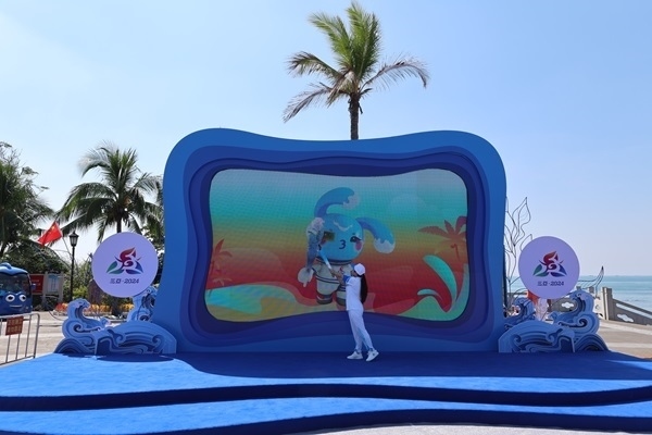 第12棒火炬手“點燃”現(xiàn)場大屏幕上運動會吉祥物“吉貝”手中的火炬。主辦方供圖