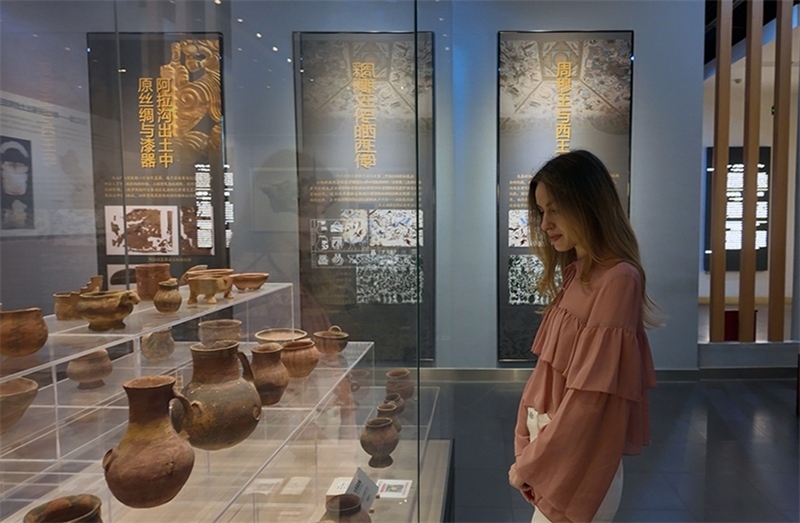 麗娜在吐魯番博物館參觀。劉妍希攝