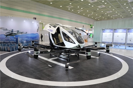 “智慧生活周”博覽會(huì)上展出的低空飛行器。人民網(wǎng)記者 莽九晨攝