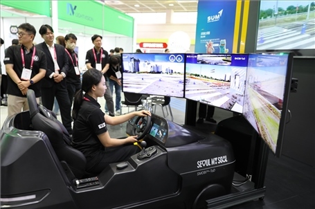 “智慧生活周”博覽會(huì)上展示的模擬駕駛系統(tǒng)。人民網(wǎng)記者 莽九晨攝