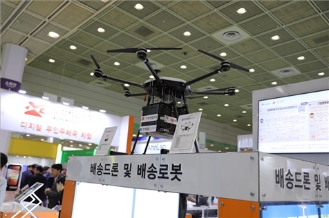 “智慧生活周”博覽會(huì)上展出的快遞無人機(jī)。人民網(wǎng)記者 莽九晨攝