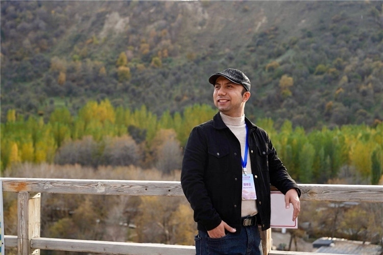 阿布德吾力參加“萬人說新疆”優(yōu)秀作者媒體行活動(dòng)留影。受訪者供圖