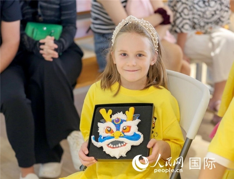 一名中文愛好者手捧生肖畫。人民網(wǎng)中東中心分社塔里克·易卜拉欣攝