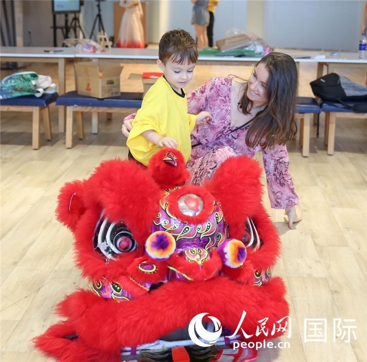 一名兒童在感受舞獅。人民網(wǎng)中東中心分社塔里克·易卜拉欣攝