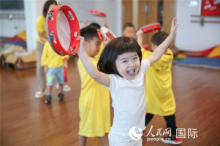 一名華裔兒童在參加音樂課程。人民網(wǎng)中東中心分社塔里克·易卜拉欣攝