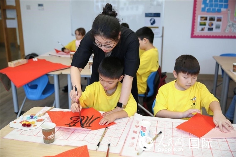 書法課場景。人民網(wǎng)中東中心分社塔里克·易卜拉欣攝