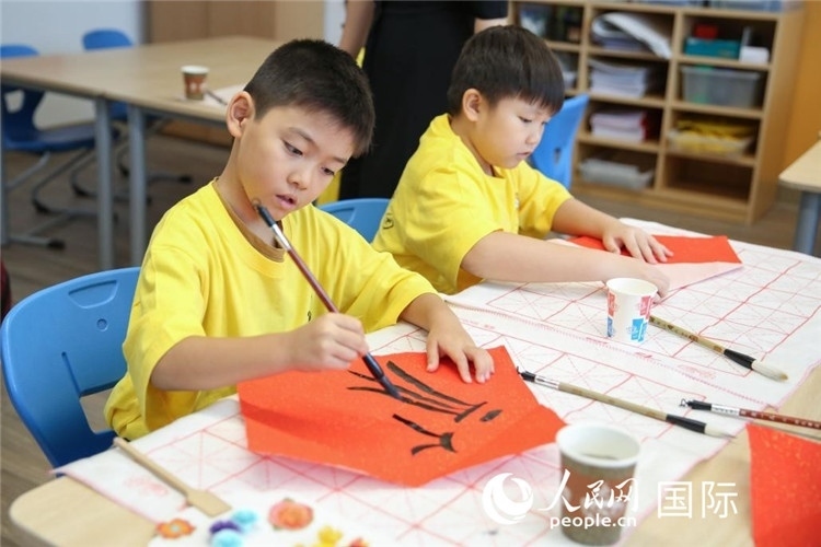 書法課。人民網(wǎng)中東中心分社塔里克·易卜拉欣攝