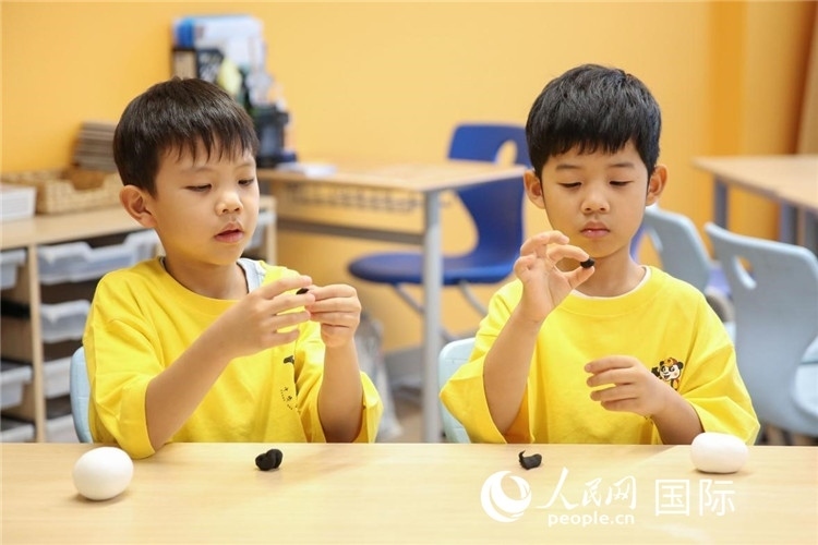 做手工。人民網(wǎng)中東中心分社塔里克·易卜拉欣攝