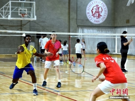 當(dāng)?shù)貢r(shí)間10月12日，巴西圣保羅，中國(guó)高校羽毛球代表團(tuán)和巴西羽毛球協(xié)會(huì)運(yùn)動(dòng)員切磋球技。 
