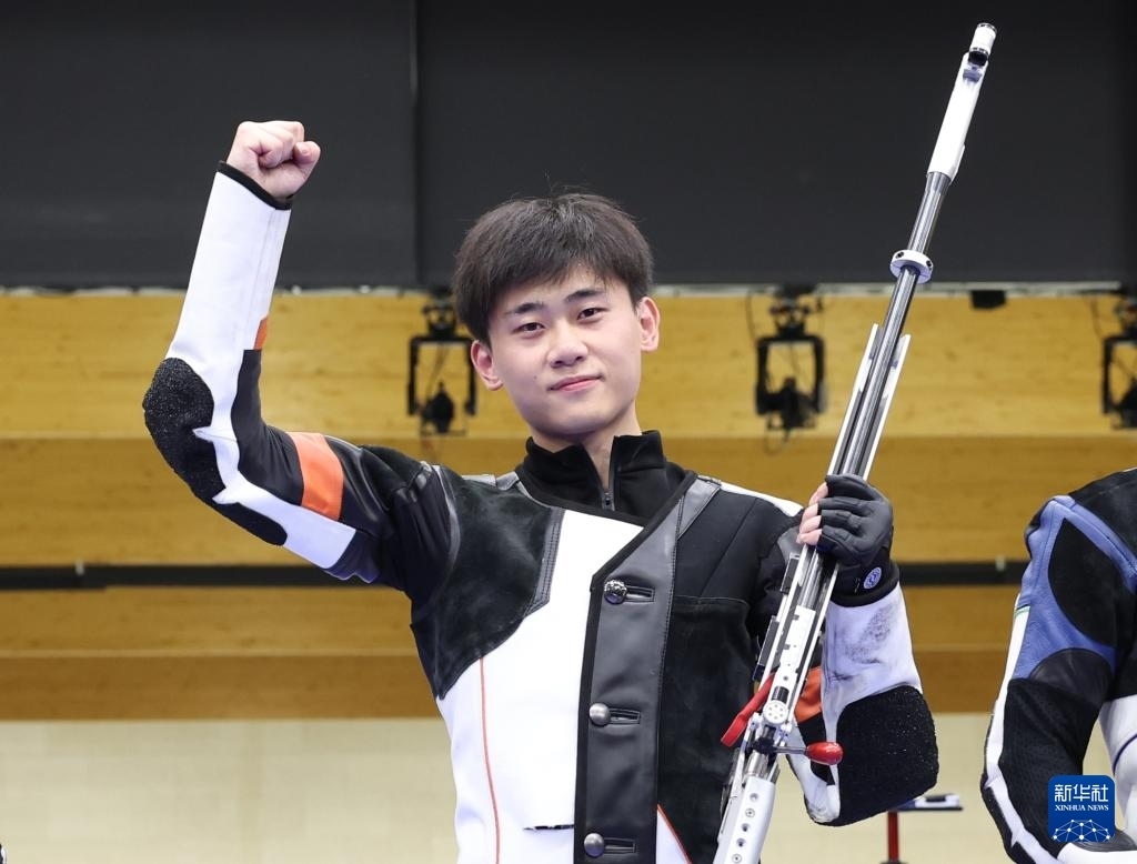 8月1日，在法國沙托魯舉行的巴黎奧運會射擊男子50米步槍三姿決賽中，中國選手劉宇坤奪得冠軍。圖為劉宇坤在奪冠后慶祝。新華社記者 張帆 攝