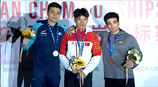 伍鵬（中）奪得男子速度項目冠軍。主辦方供圖