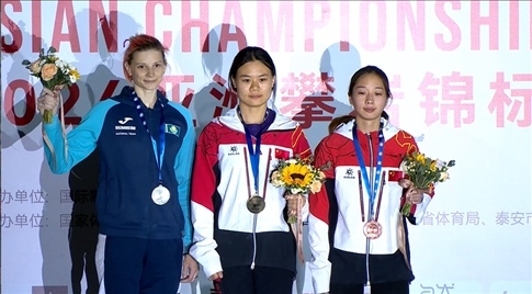 女子速度項目蒙世雪（中）奪冠，周婭菲（右）獲季軍。主辦方供圖