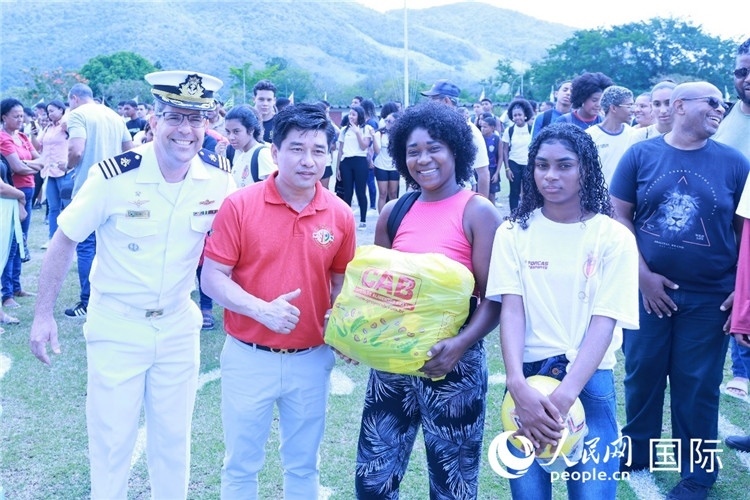 巴西中國(guó)浙江商會(huì)會(huì)長(zhǎng)鄭俠茂向巴西貧困社區(qū)兒童及家庭捐贈(zèng)基礎(chǔ)食品籃子和足球。人民網(wǎng)記者陳海琪 攝