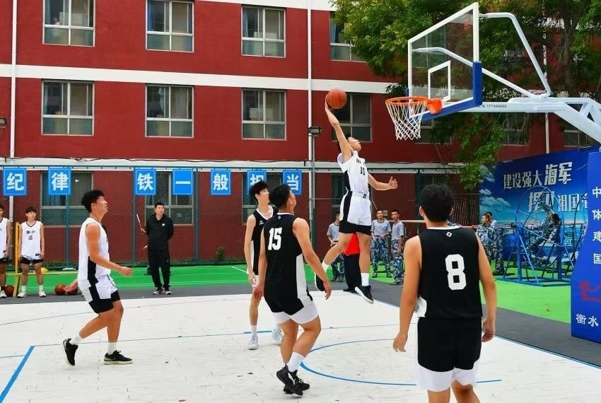 全天候室外運動木地板籃球場上精彩激烈的籃球賽。 主辦方供圖